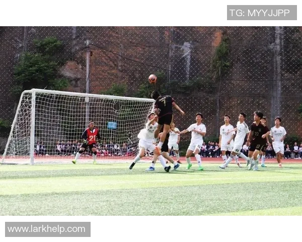 当绿茵场上英雄相拥时热血与尊重在拥抱中交织 当绿茵场上英雄相拥时热血与尊重在拥抱中交织