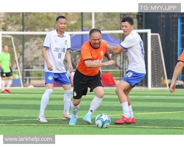 球星穿运动鞋踢足球精彩瞬间 穿越传统界限突破新领域 球星穿运动鞋踢足球精彩瞬间 穿越传统界限突破新领域