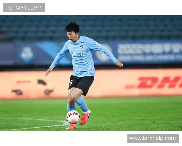 从家乡走向荣耀效力本土球队的足球巨星励志传奇